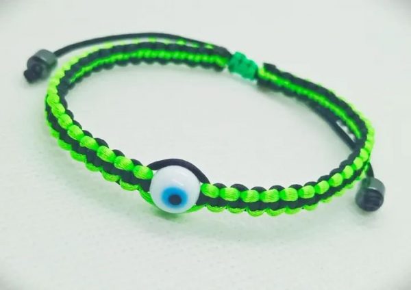 Pulsera tejida a mano en hilo bicolor con ojo turco