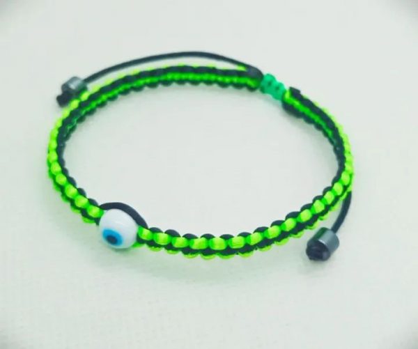 Pulsera tejida a mano en hilo bicolor con ojo turco