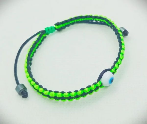 Pulsera tejida a mano en hilo bicolor con ojo turco