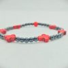 Pulsera de piedras naturales hematitas mini con cruces de roca tallada howlita roja