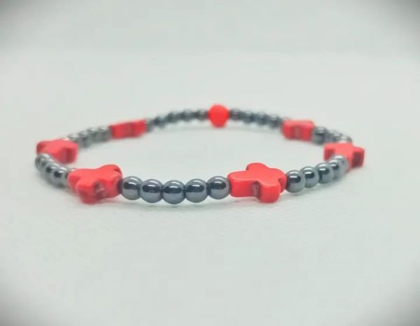 Pulsera de piedras naturales hematitas mini con cruces de roca tallada howlita roja