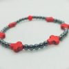 Pulsera de piedras naturales hematitas mini con cruces de roca tallada howlita roja