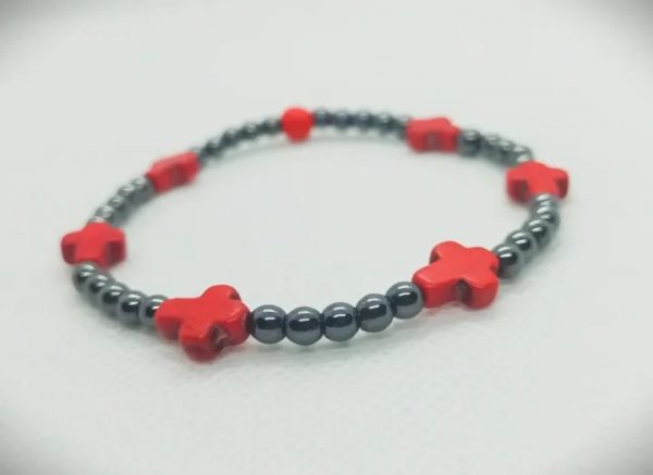 Pulsera de piedras naturales hematitas mini con cruces de roca tallada howlita roja