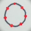 Pulsera de piedras naturales hematitas mini con cruces de roca tallada howlita roja