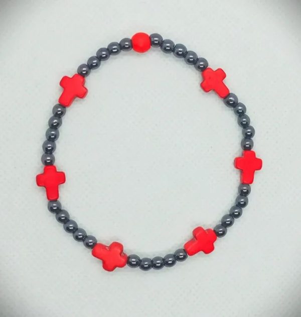 Pulsera de piedras naturales hematitas mini con cruces de roca tallada howlita roja