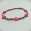 Pulsera de piedras naturales hematitas mini con cruces de roca tallada howlita roja