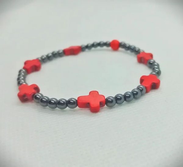 Pulsera de piedras naturales hematitas mini con cruces de roca tallada howlita roja