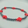 Pulsera de piedras naturales hematitas mini con cruces de roca tallada howlita roja
