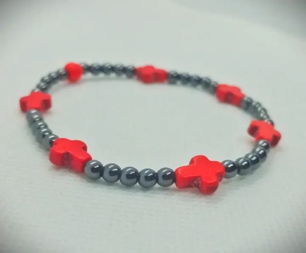 Pulsera de piedras naturales hematitas mini con cruces de roca tallada howlita roja