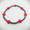 Pulsera de piedras naturales hematitas mini con cruces de roca tallada howlita roja