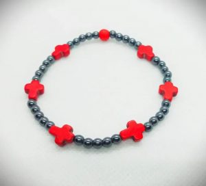 Pulsera de piedras naturales hematitas mini con cruces de roca tallada howlita roja