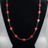 Collar corto de piedras naturales hematitas mini con cruces de roca tallada howlita roja