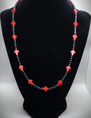Collar corto de piedras naturales hematitas mini con cruces de roca tallada howlita roja