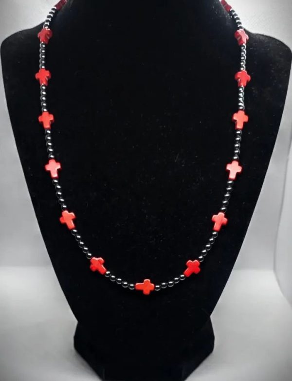 Collar corto de piedras naturales hematitas mini con cruces de roca tallada howlita roja