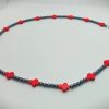 Collar corto de piedras naturales hematitas mini con cruces de roca tallada howlita roja