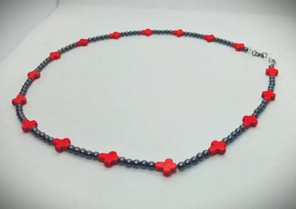 Collar corto de piedras naturales hematitas mini con cruces de roca tallada howlita roja