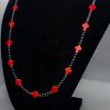 Collar corto de piedras naturales hematitas mini con cruces de roca tallada howlita roja