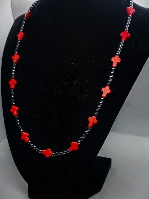 Collar corto de piedras naturales hematitas mini con cruces de roca tallada howlita roja