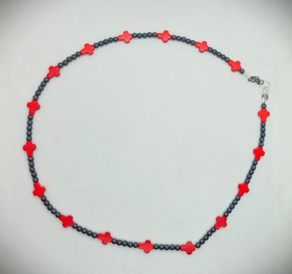 Collar corto de piedras naturales hematitas mini con cruces de roca tallada howlita roja