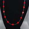 Collar corto de piedras naturales hematitas mini con cruces de roca tallada howlita roja
