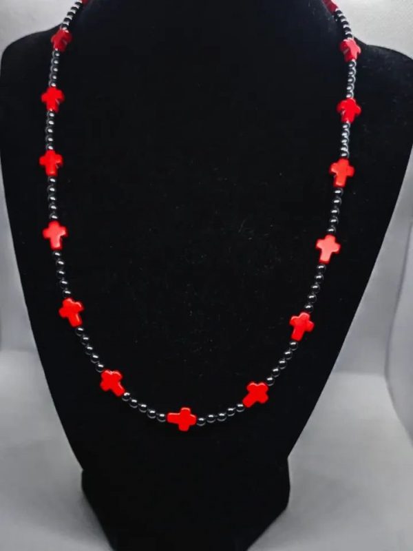 Collar corto de piedras naturales hematitas mini con cruces de roca tallada howlita roja