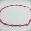 Collar corto de piedras naturales hematitas mini con cruces de roca tallada howlita roja