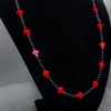 Collar corto de piedras naturales hematitas mini con cruces de roca tallada howlita roja