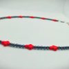 Collar corto de piedras naturales hematitas mini con cruces de roca tallada howlita roja