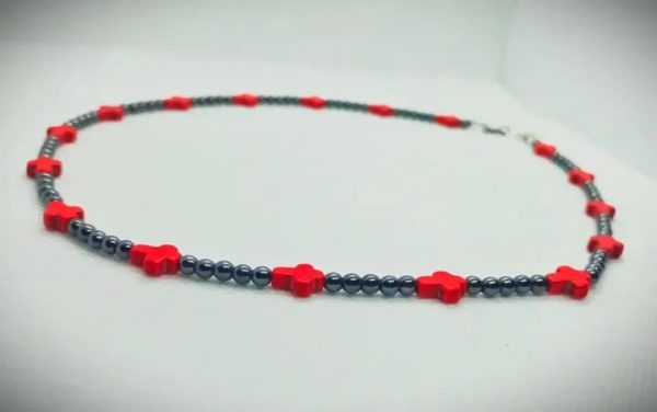 Collar corto de piedras naturales hematitas mini con cruces de roca tallada howlita roja