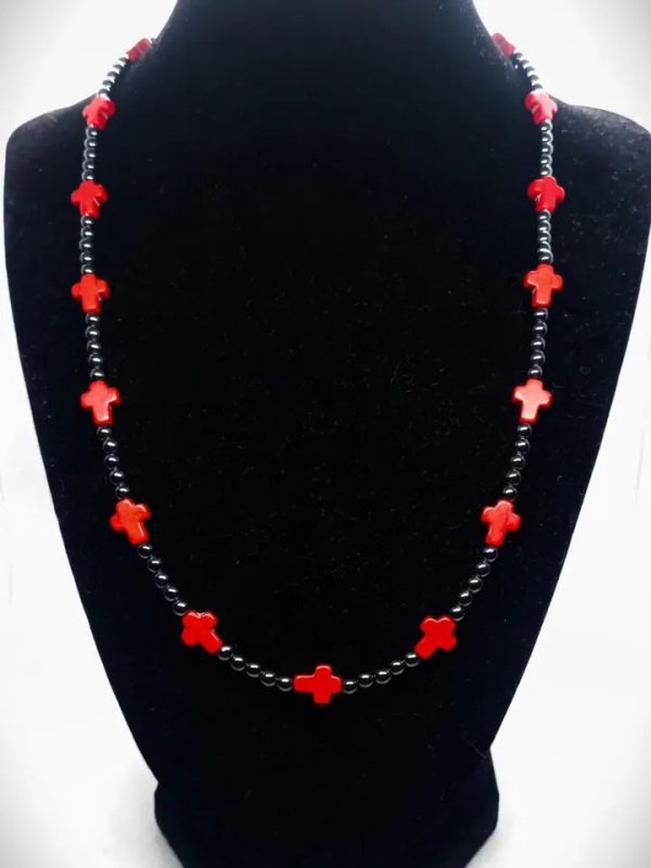 Collar corto de piedras naturales hematitas mini con cruces de roca tallada howlita roja