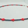 Collar corto de piedras naturales hematitas mini con cruces de roca tallada howlita roja