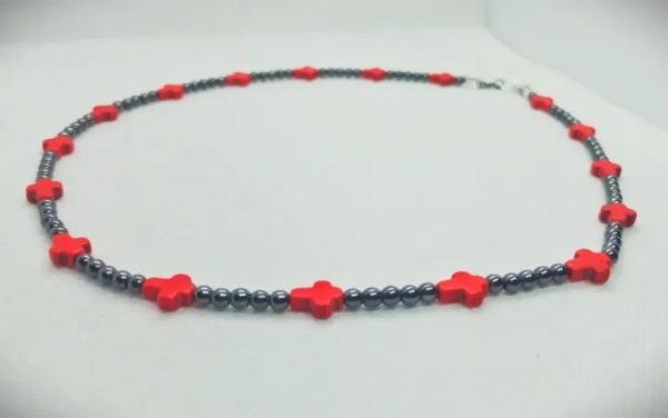 Collar corto de piedras naturales hematitas mini con cruces de roca tallada howlita roja