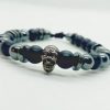 Pulsera ajustable de piedras naturales ónix mate, hematitas y dije de calavera plateada