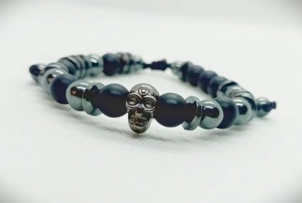 Pulsera ajustable de piedras naturales ónix mate, hematitas y dije de calavera plateada