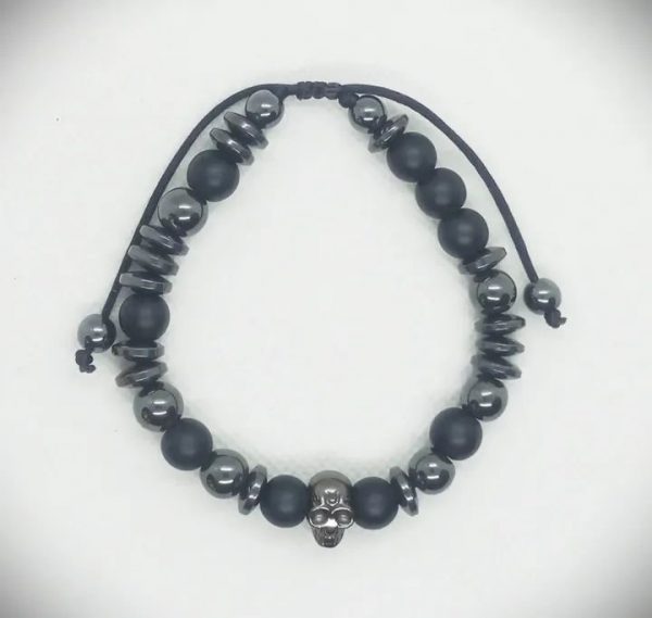 Pulsera ajustable de piedras naturales ónix mate, hematitas y dije de calavera plateada