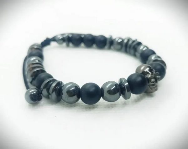 Pulsera ajustable de piedras naturales ónix mate, hematitas y dije de calavera plateada