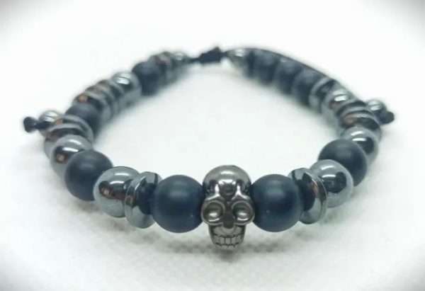 Pulsera ajustable de piedras naturales ónix mate, hematitas y dije de calavera plateada