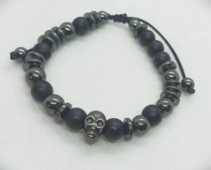 Pulsera ajustable de piedras naturales ónix mate, hematitas y dije de calavera plateada