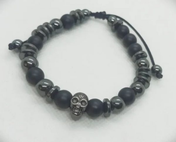 Pulsera ajustable de piedras naturales ónix mate, hematitas y dije de calavera plateada