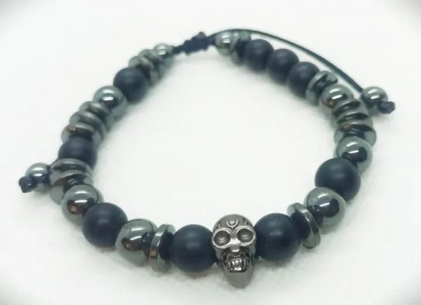 Pulsera ajustable de piedras naturales ónix mate, hematitas y dije de calavera plateada