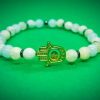 2026/01/1002494196.jpg Pulsera elástica de piedras naturales Jade con dije de mano de Fátima en chapa de oro