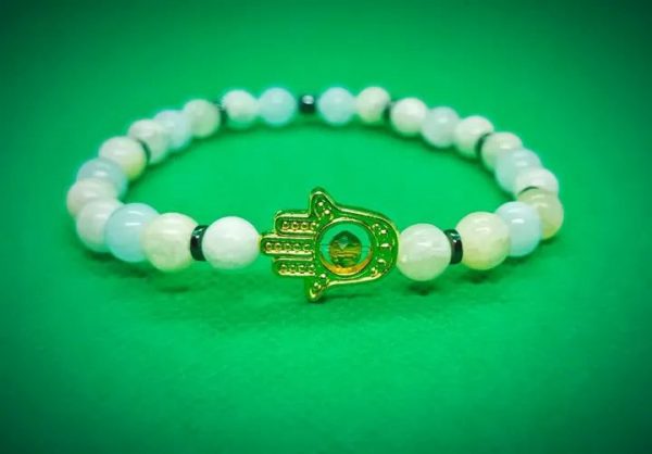 2026/01/1002494196.jpg Pulsera elástica de piedras naturales Jade con dije de mano de Fátima en chapa de oro