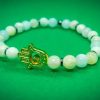 2026/01/1002494197.jpg Pulsera elástica de piedras naturales Jade con dije de mano de Fátima en chapa de oro