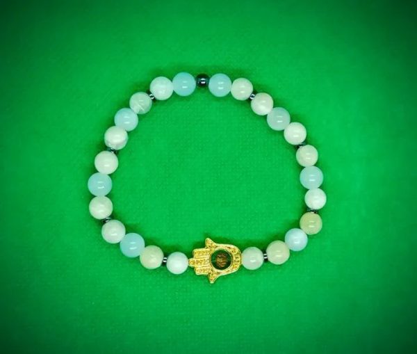 2026/01/1002494198.jpg Pulsera elástica de piedras naturales Jade con dije de mano de Fátima en chapa de oro