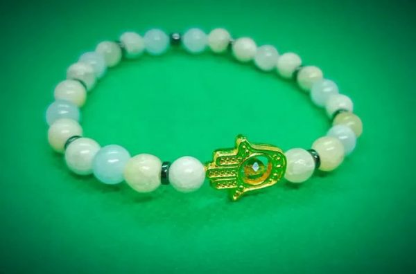 2026/01/1002494199.jpg Pulsera elástica de piedras naturales Jade con dije de mano de Fátima en chapa de oro