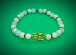 Pulsera elástica de piedras naturales Jade con dije de mano de Fátima en chapa de oro
