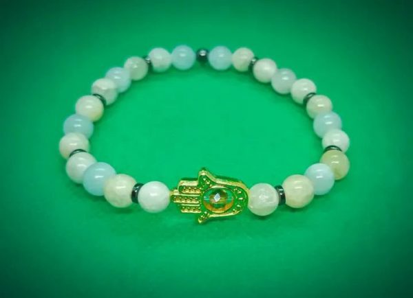 2026/01/1002494200.jpg Pulsera elástica de piedras naturales Jade con dije de mano de Fátima en chapa de oro