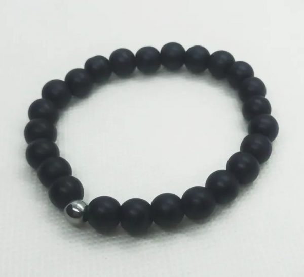 Pulsera de piedras naturales ónix mate con cuenta de hematita natural