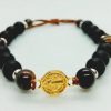 Pulsera ajustable de medalla de San Benito en oro laminado con piedras naturales ónix y ojo de tigre