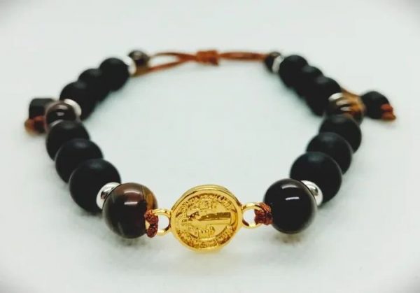 Pulsera ajustable de medalla de San Benito en oro laminado con piedras naturales ónix y ojo de tigre
